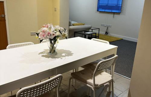 Stunning 5-Bed House in Peterborough host 15 g - Foto 3