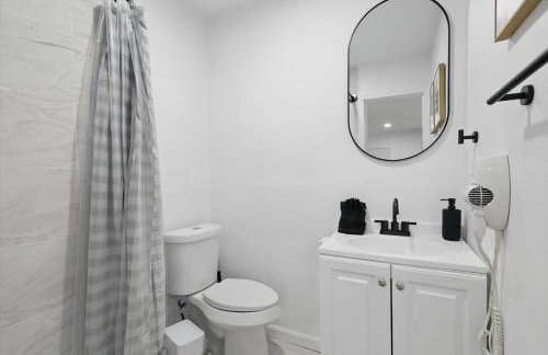 Modern 4BR 2BA Home with Hot Tub-Grill & Huge Yard - Foto 28