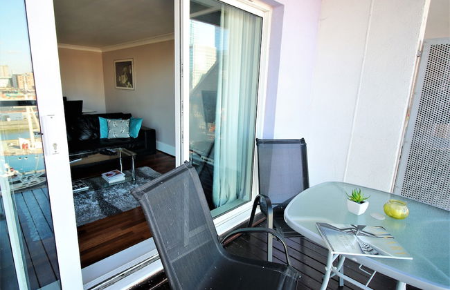Canary Wharf Luxury River view apartment - Photo 30