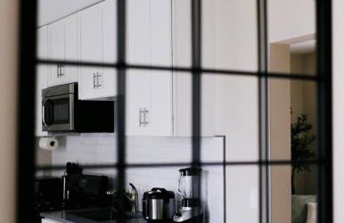 Chicago Chic, Cozy 1BR with Stylish Workspace - Photo 9