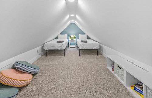 Farm House DT Indy with Pool Table - Photo 38