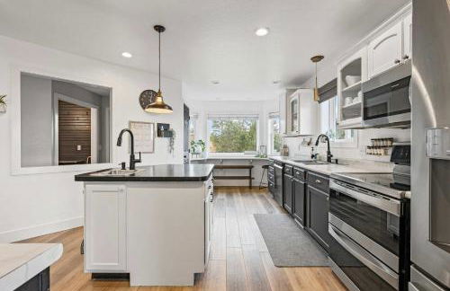 Black Hills Getaway with Hot Tub & Game Room for 18 - Foto 16