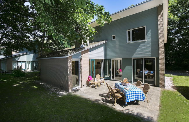 Restyled Holiday Home with 2 Bathrooms near Beach - Photo 1