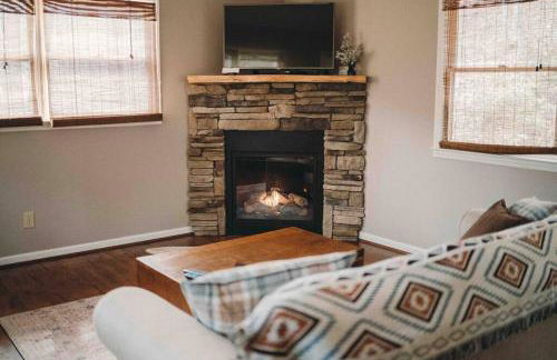 Serene & Cozy - Peaceful View - Fireplace - Creek - Foto 3