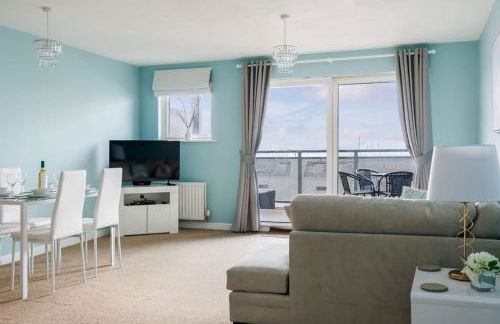 Ocean Breeze - Stunning Harbour Views from Private Balcony - Photo 9