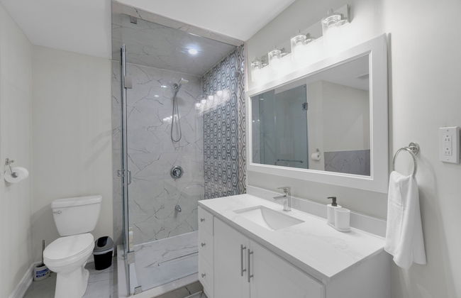 Beautiful House - On A Quiet Street - Photo 48