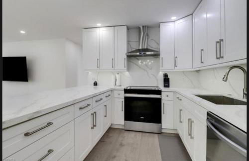 Renovated Modern Home with Big Pool & Ocean Access - Foto 15