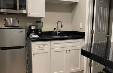 New Midtown Studio with Full Kitchen (Unit C) - Foto 19