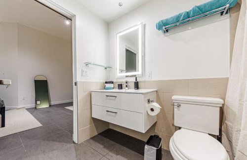 Downtown Escape - 2BR w Skyline Views & Hot Tub - Foto 19