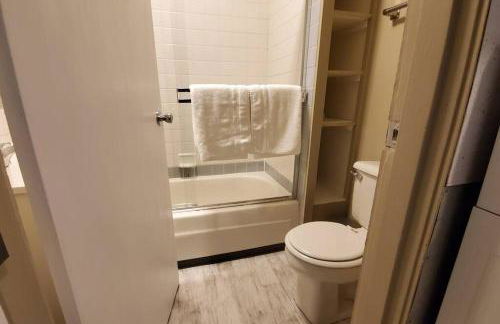 Cozy Cottages across from the Food Trucks of Aloha mall - Foto 29