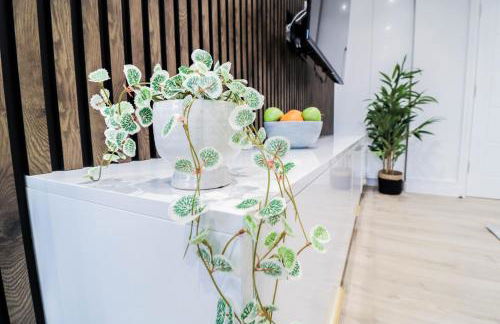 The Abbey Apartment - 1BR Apt with Dedicated Workspace, Fast Wifi & Stylish Kitchen Island & Free Secure Underground Parking - Foto 39