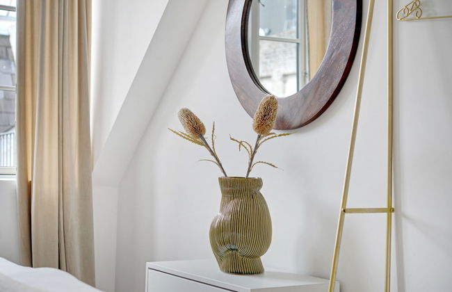 Sanders Regent Adorable 1 Bdr Apt w Terrace - Photo 5