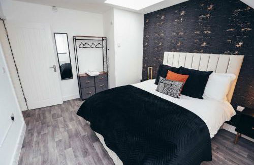 Hen & Chickens Luxury Apartments, Free Parking, By DerBnB - Photo 14