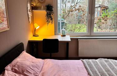 Near Messe, Airport, City Center with Private Garden and Parking - Foto 18