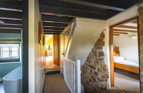 School House, cosy cottage for 12 with hot tub in the Peak District - Photo 51