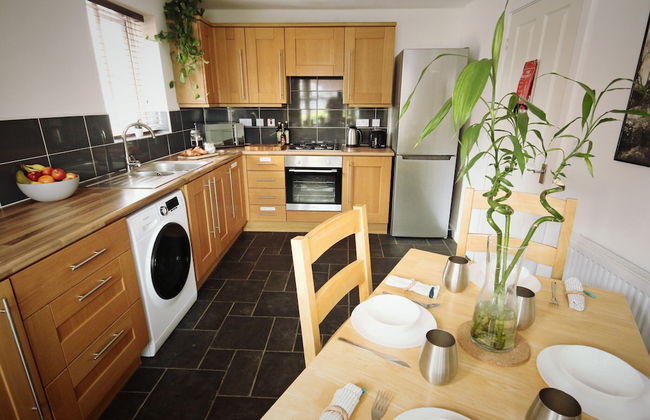 Modern 4 Bed Townhouse with Parking - Foto 22