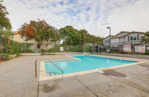 Extended-Stay Ready! Elk Grove Unit with Pool Access - Foto 4
