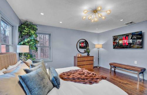 Lux Retreat with Indoor Swim Spa Game Lounge Theater Hot Tub Sauna - Foto 53