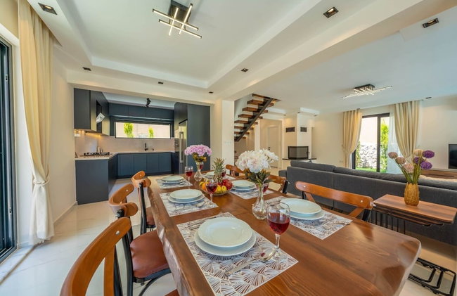 Luxury 4-bed Villa With Private Pool and Jacuzzi - Photo 40