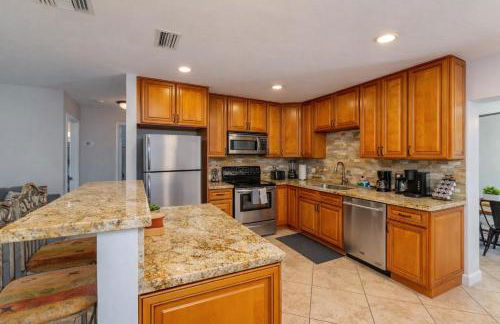 Ventur Tropical w Hot Tub Close to Beach - Photo 19