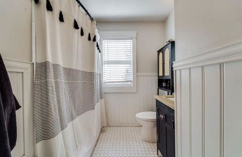 Cozy bungalow with Luxe Yard, Firepit, Pergola Area - Foto 5