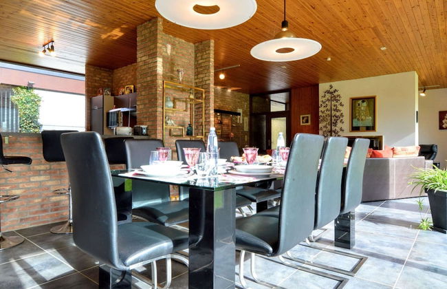 Luxury Villa with Swimming Pool near F1 Circuit - Foto 1