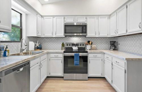 3BR Family Getaway Steps to Sand & Sun - Foto 21