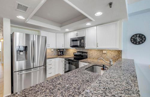 New Listing! Dog-friendly direct oceanfront with private balcony and heated rooftop pool - Foto 10