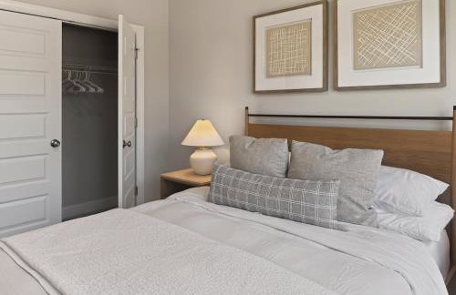 Luxe King Bed, Balcony, Garage in Downtown Raleigh - Foto 59