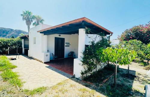 Villa by the Vulcano - 70mq plus large garden and patio - Foto 1