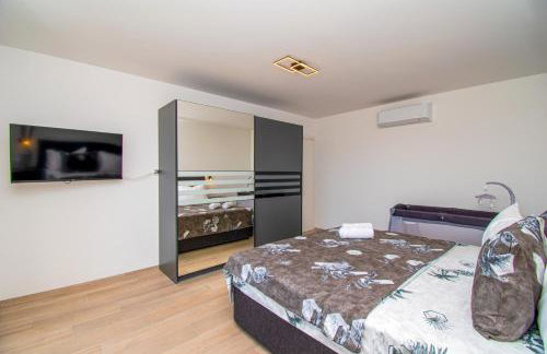 Villa Mina with a private pool in Pula - Photo 30