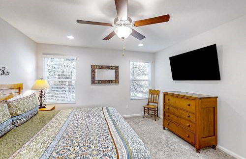 Newly-built 2-story home near the ocean with patio, washer/dryer, streaming - Photo 15