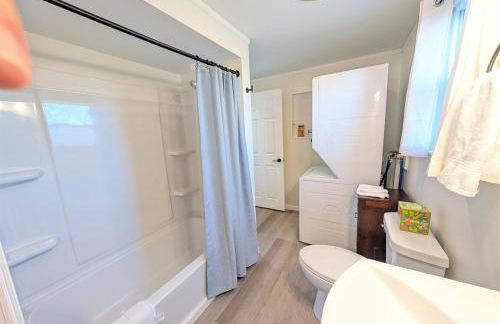 Modern Norwalk Retreat 2 King Suites Sunroom - Foto 16