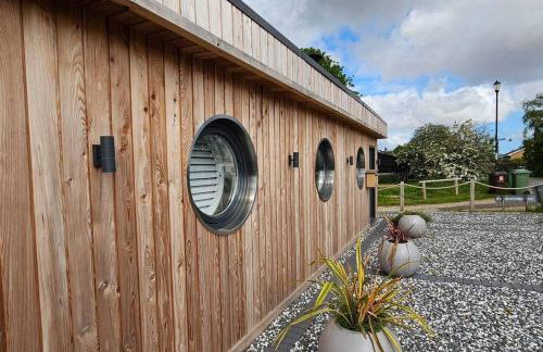 Humberston Boathouse Lodge & Hot Tub - Cleethorpes Beach Cabin Chalet - Foto 21