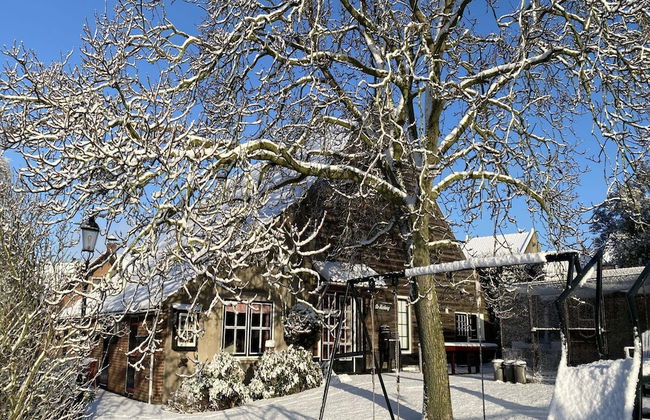 House Situated Peacefully on a Vast Green - Foto 23