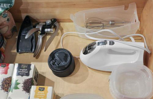 Cheerful 5-bedroom w/Screened Patio, Sleeps 10 in the heart of Fremont! - Foto 27