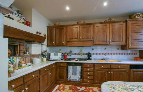 2 Bedroom Beautiful Apartment In Querceta - Photo 18