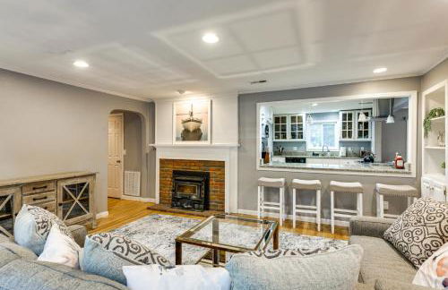 Large Yard with Pond Family Retreat in New Albany! - Foto 3