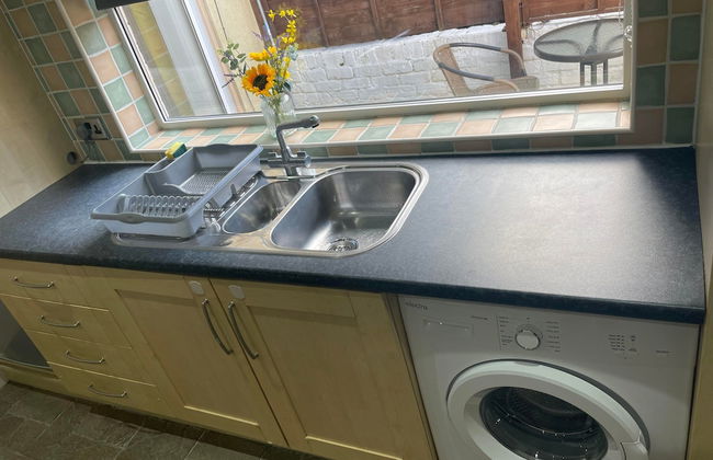 Lovely 3 Bedroom Apartment In Newcastle Upon Tyne With Free Parking - Photo 12