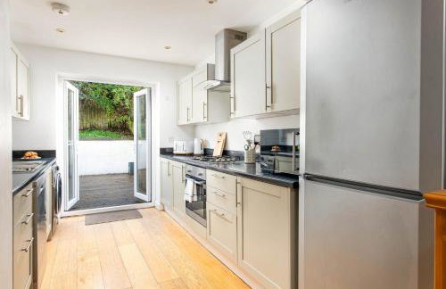 Large 5Bed Town House-Sleeps 9-By FabAccommodation - Foto 6