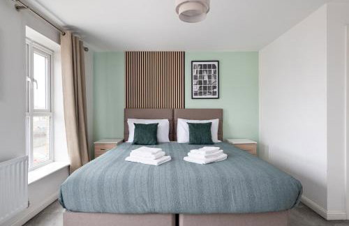 4 Bedroom House By Humming Nest Short Lets & Serviced Accommodation Milton Keynes With Free WiFi & Parking - Foto 16