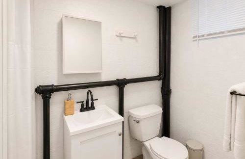Stately 5BR Historic Retreat - CozySuites - Foto 33