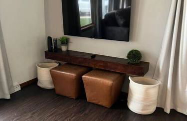 Curly's Quarters (4 Bedroom Home) w/ Lambeau view - Foto 10