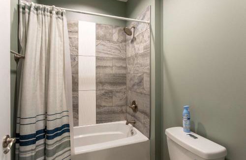 3BR House By Lake with BBQ Fire Pit & EV Charger - Foto 28