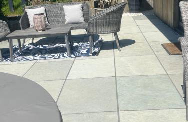 Studio Cabin Retreat with Hot Tub Sea and Downs views in Seaford with own garden - Foto 4