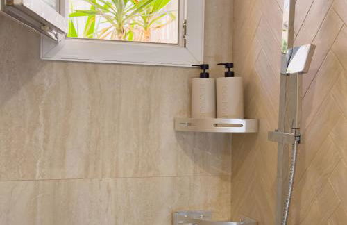 Central Studio - Bright & Modern - Private Terrace - AirCon - Near Train & Beach - Foto 24