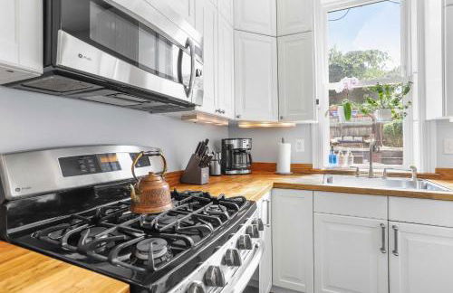 Sojourn Lovely Hill Family Home with Backyard near DC Icons - Foto 19