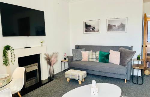 Central, Modern Apartment - Private Terrace - Dog Friendly - Photo 13