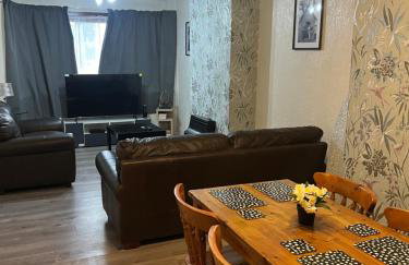 Five Oaks House- Entire 3 Bedroom House for Family & Contractors with up to 5 sleep- NO PARTIES ALLOWED - Foto 2