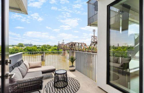 River View High-End Condo with Private Patio and FREE Parking - Foto 11